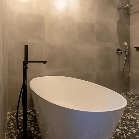 לינה וארוחת בוקר Premium Heritage 4*